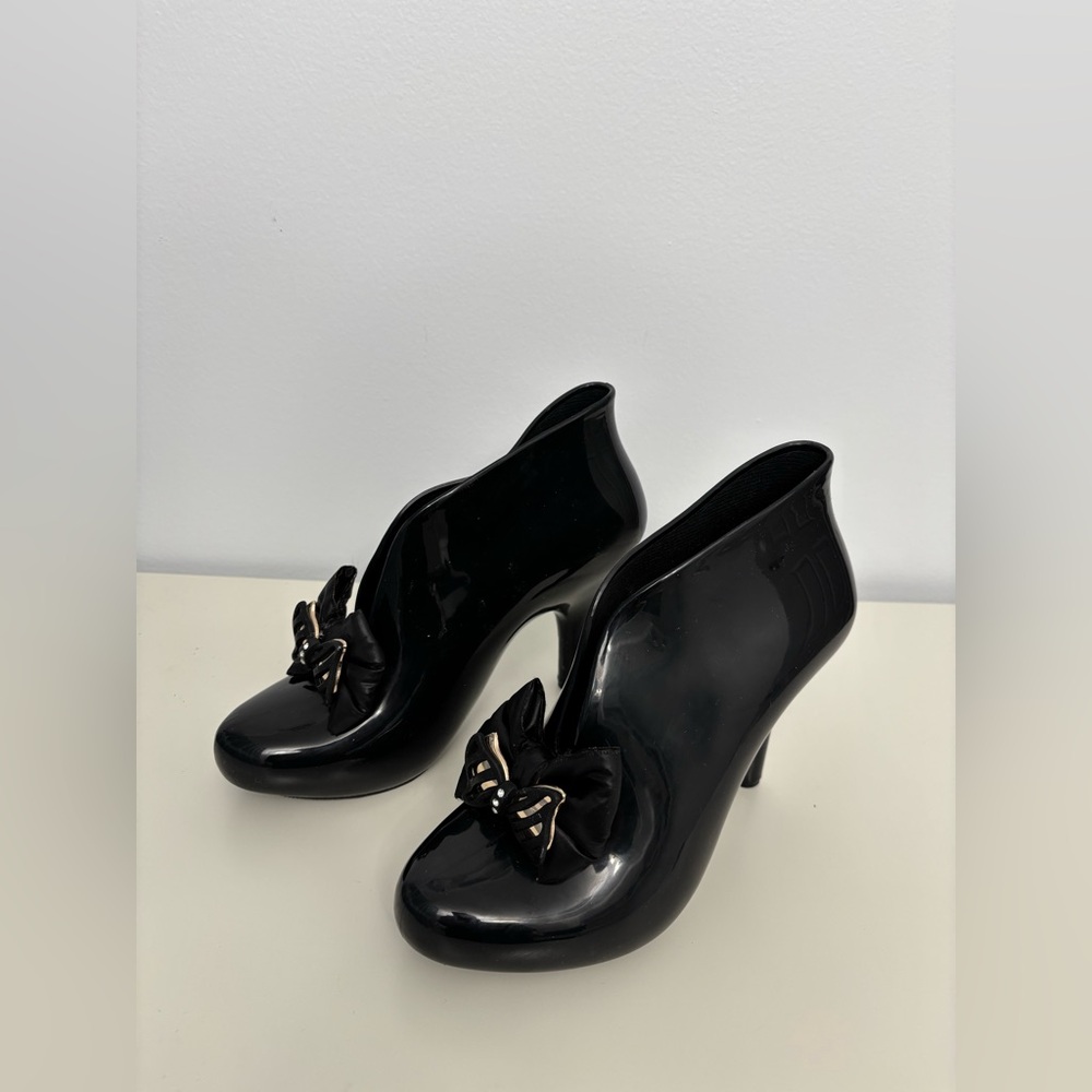 Like New Women’s Elegant Black Heeled DIZZY Black Rubber Bowed Rain Booties 8.5 - Picture 4 of 9